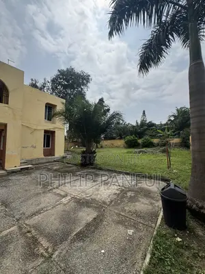 8bdrm House in Sakumono for sale