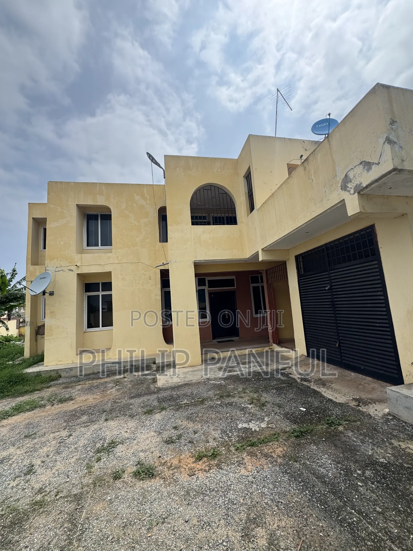 8bdrm House in Sakumono for sale