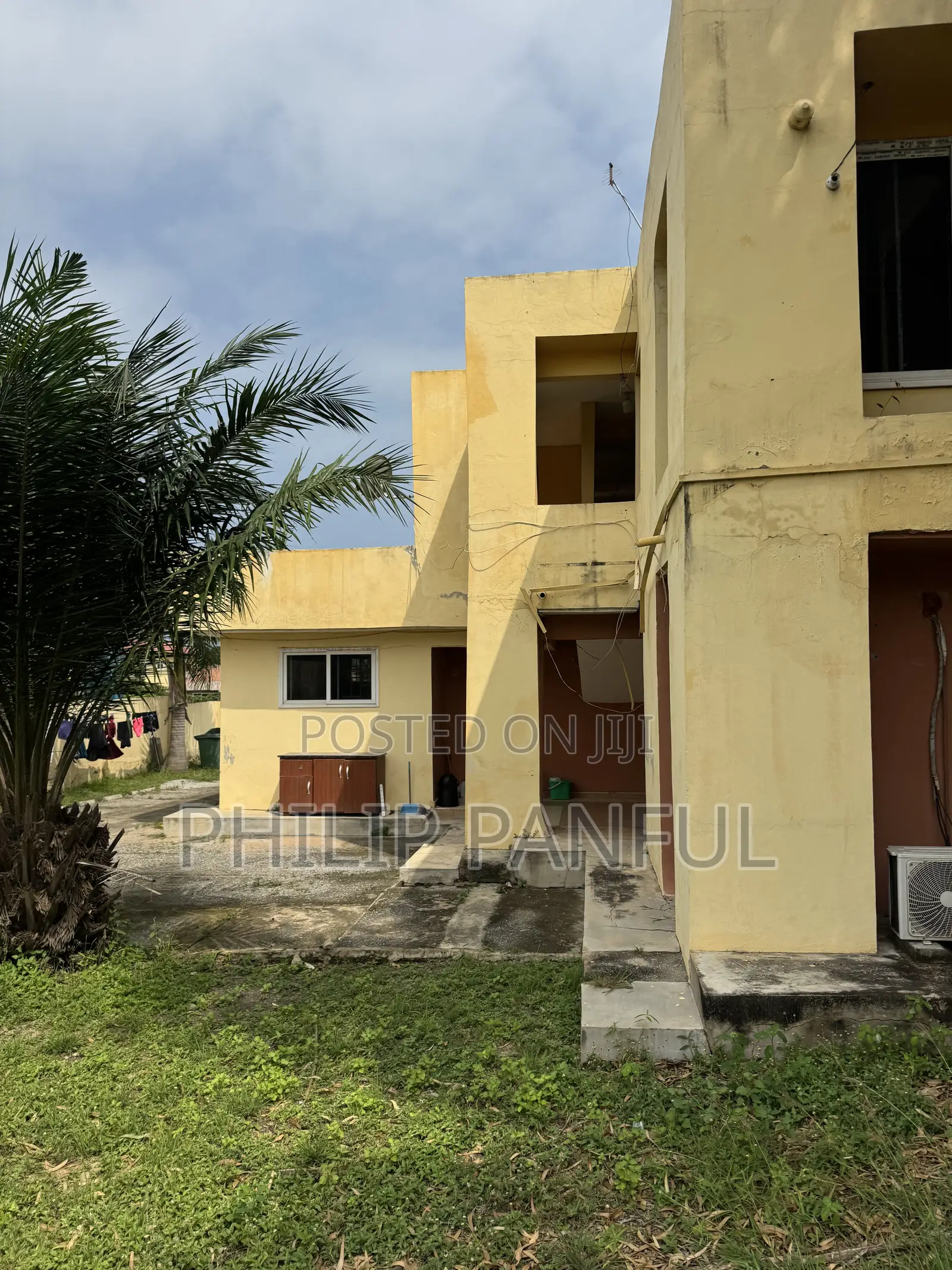 8bdrm House in Sakumono for sale