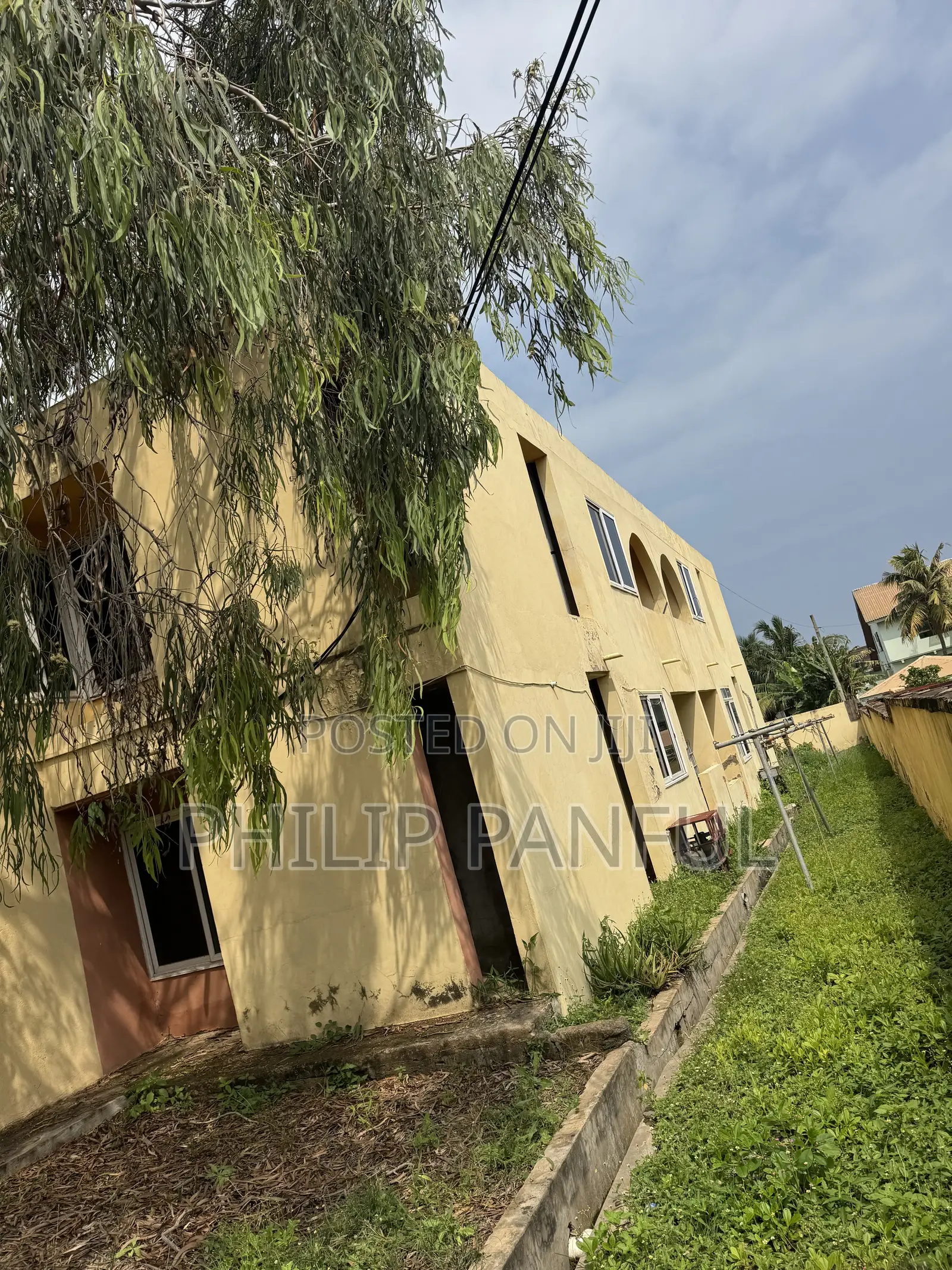 8bdrm House in Sakumono for sale