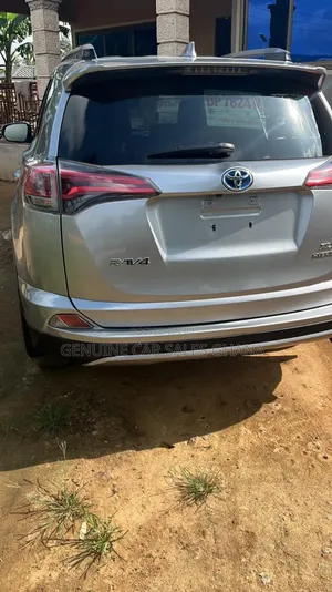 Toyota RAV4 XLE 4dr SUV (2.5L 4cyl 6A) 2018 Silver