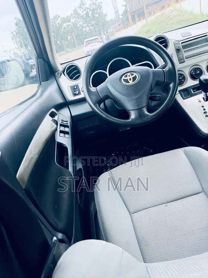 Toyota Matrix Hatchback FWD (1.8L 4cyl 5M) 2010 Gray