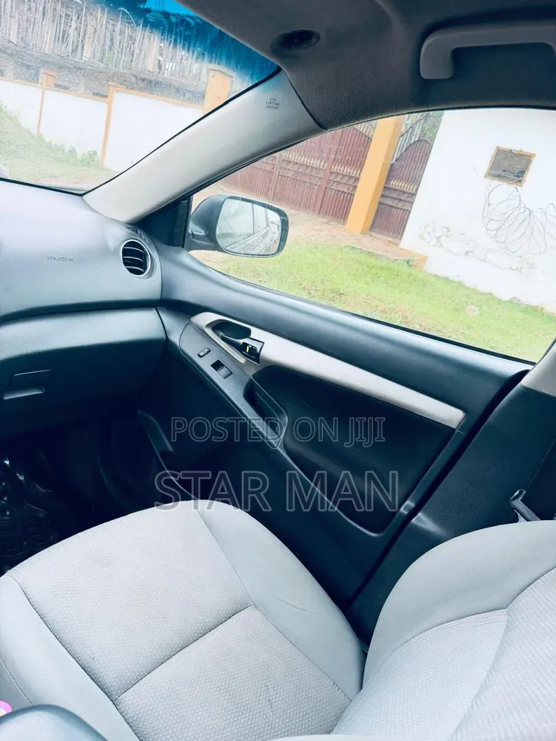 Toyota Matrix Hatchback FWD (1.8L 4cyl 5M) 2010 Gray