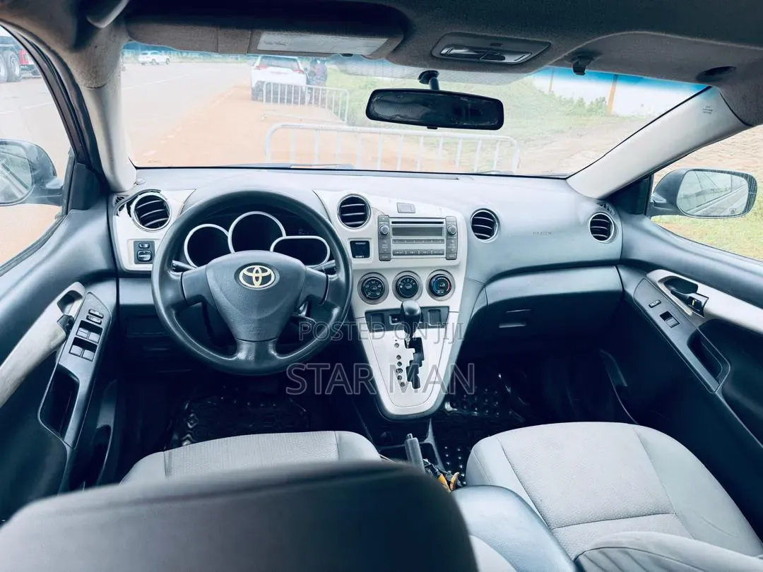 Toyota Matrix Hatchback FWD (1.8L 4cyl 5M) 2010 Gray