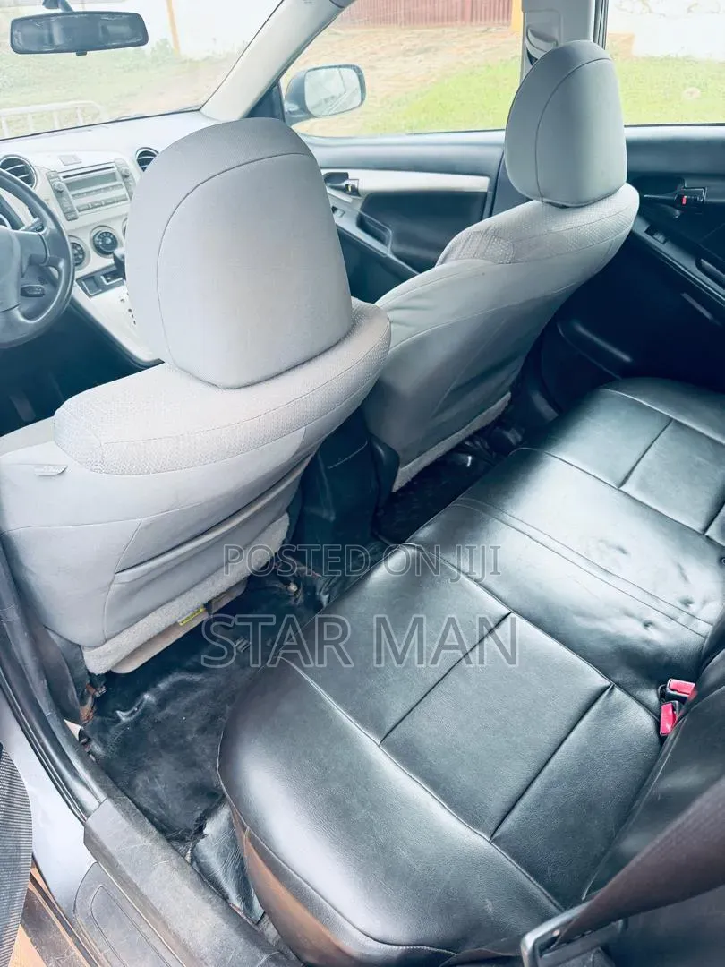 Toyota Matrix Hatchback FWD (1.8L 4cyl 5M) 2010 Gray