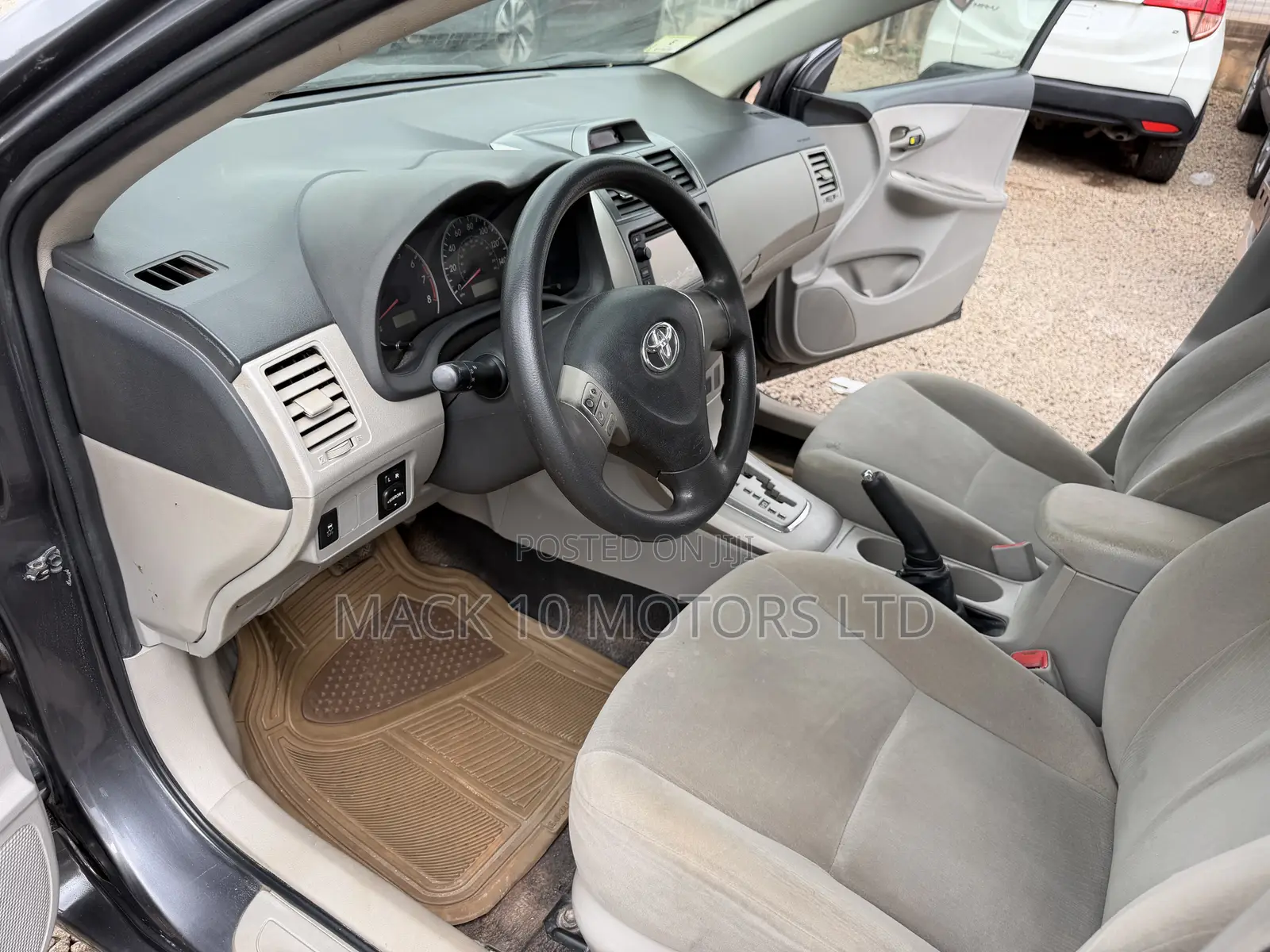 Toyota Corolla LE 4dr Sedan (1.8L 4cyl 4A) 2013 Gray