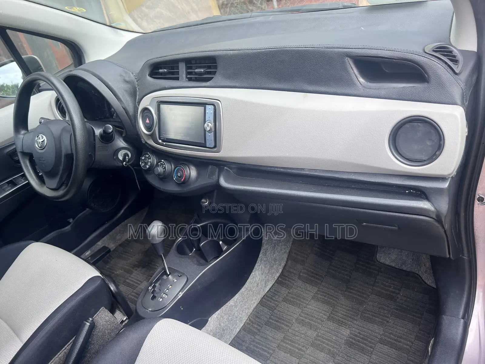 Toyota Vitz 1.3 AWD 5dr 2013 Beige