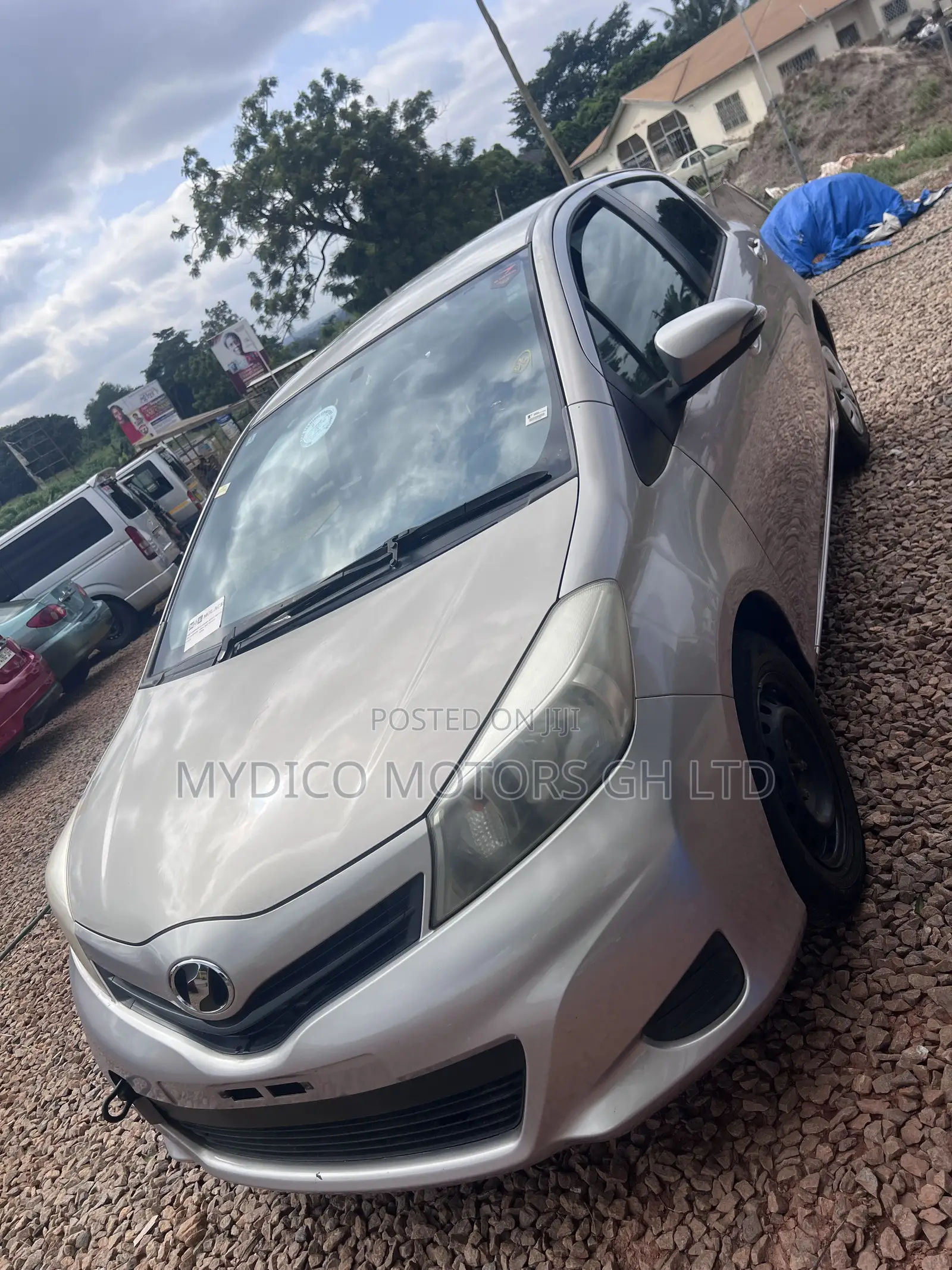 Toyota Vitz 1.3 AWD 5dr 2013 Beige