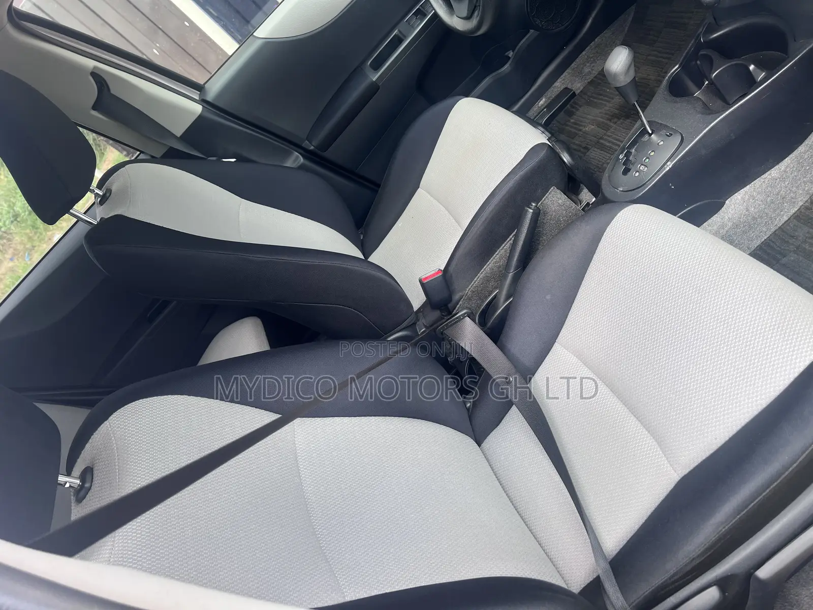 Toyota Vitz 1.3 AWD 5dr 2013 Beige