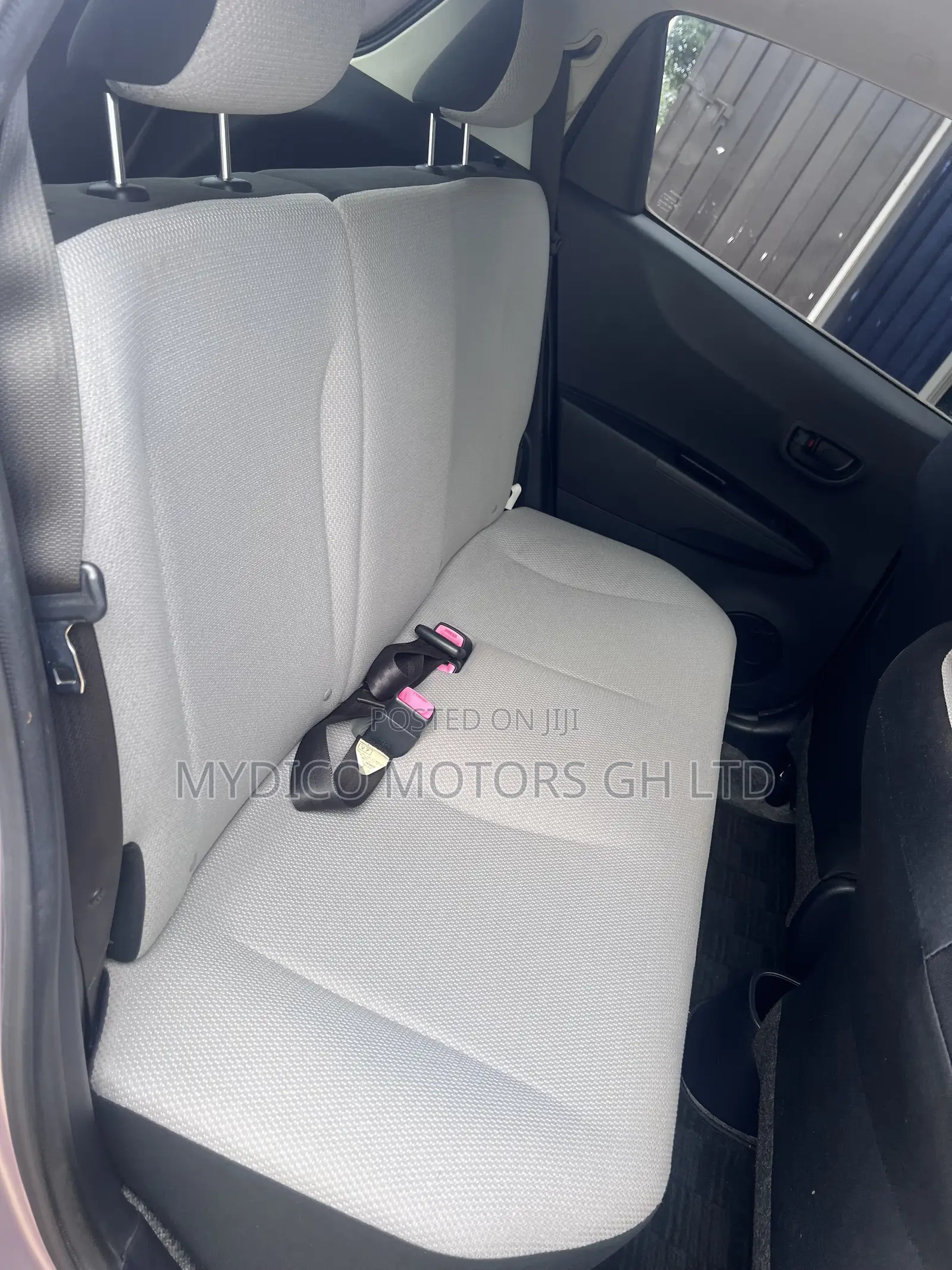 Toyota Vitz 1.3 AWD 5dr 2013 Beige