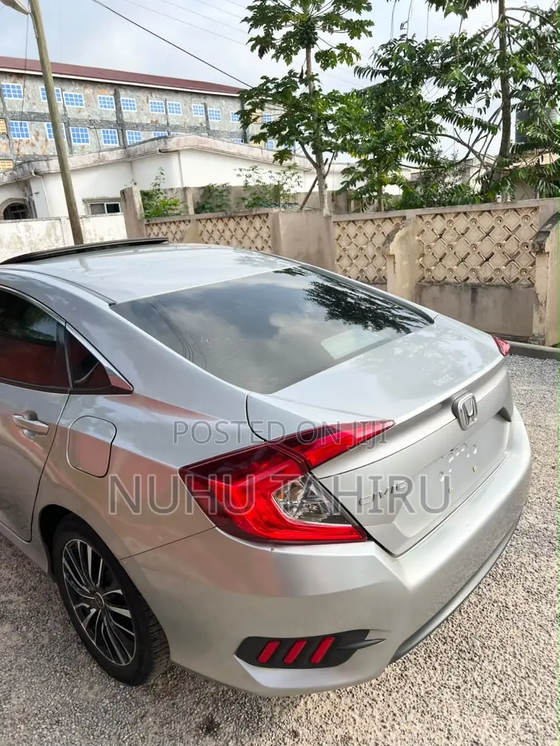 Honda Civic EX 4dr Hatchback (1.5L 4cyl) 2017 Gray