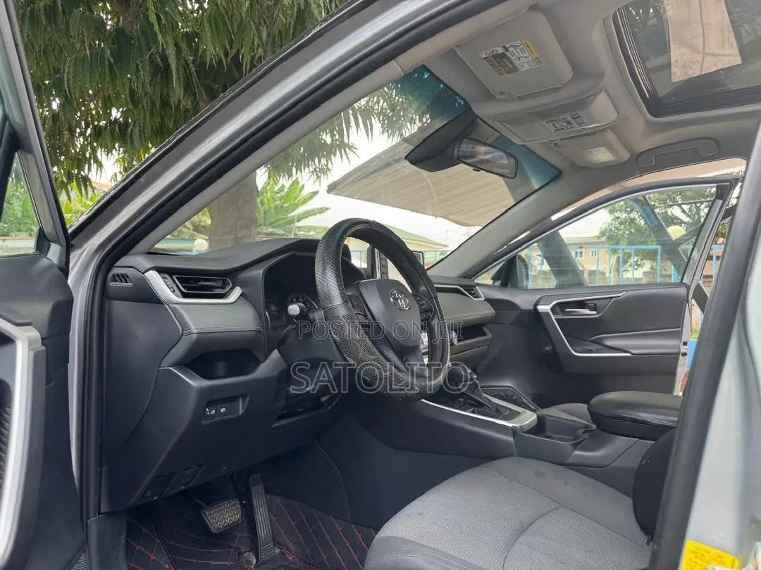 Toyota RAV4 XLE FWD 2019 Silver