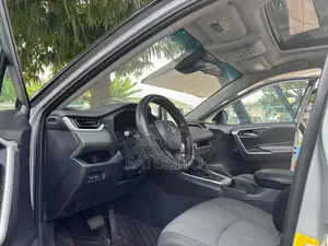 Toyota RAV4 XLE FWD 2019 Silver