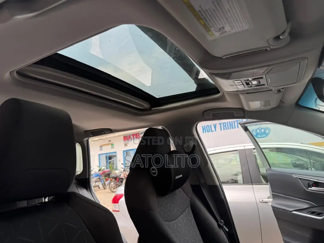Toyota RAV4 XLE FWD 2019 Silver