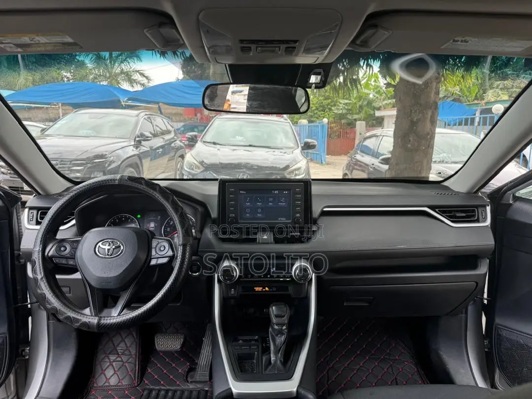 Toyota RAV4 XLE FWD 2019 Silver