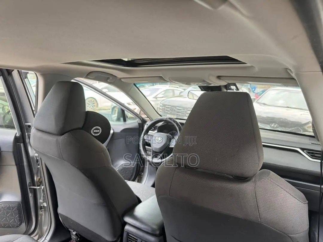 Toyota RAV4 XLE FWD 2019 Silver