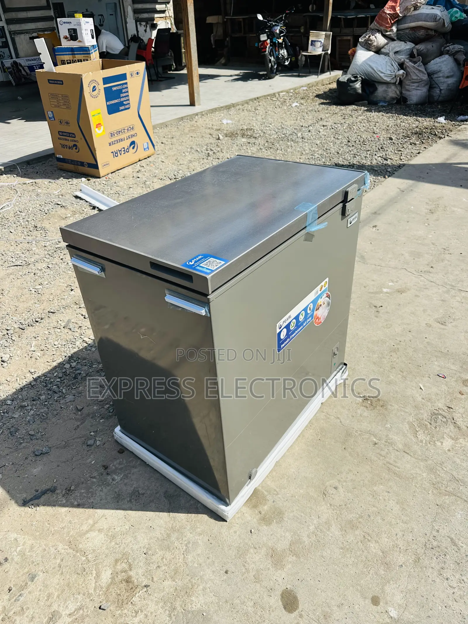 Amazing  Deals Chest Single Door Freezer Pearl PCF-6040-1A