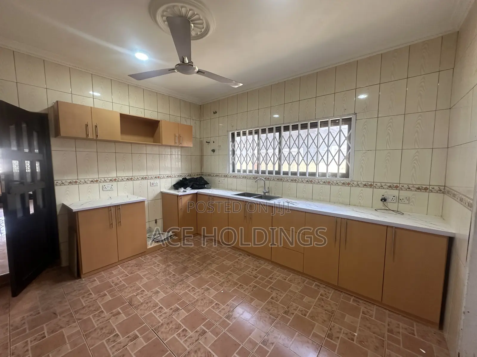 3bdrm House in School Junction for rent