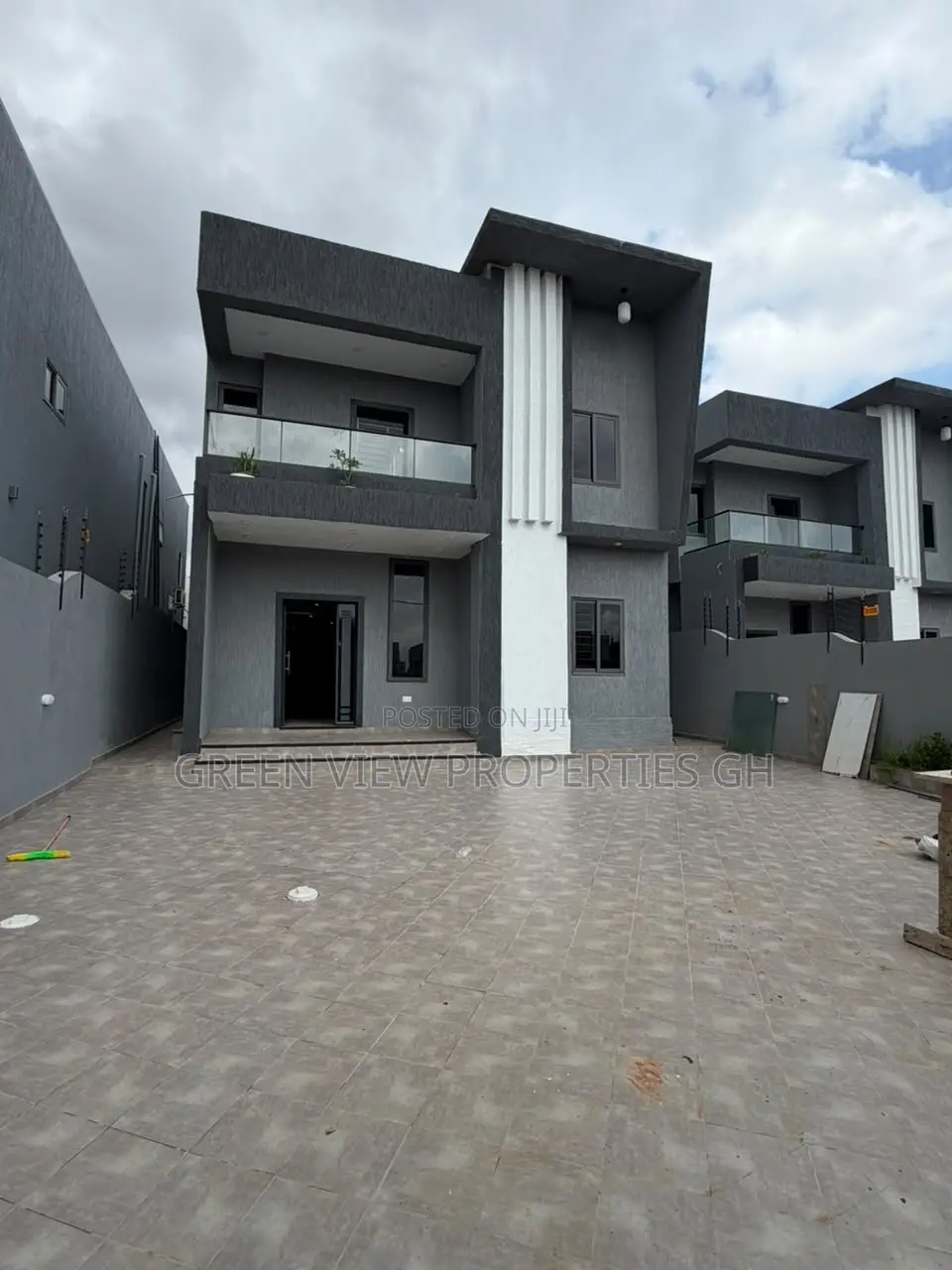4bdrm Duplex in East Legon for sale