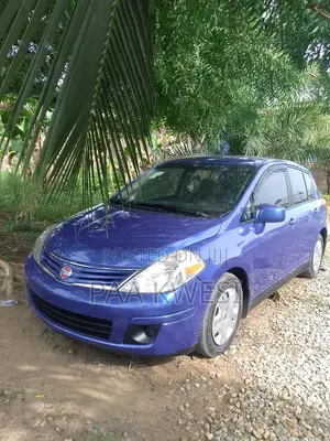 Nissan Versa 1.8 SL Hatchback 2011 Blue