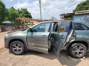 Toyota Highlander XLE 4x2 V6 (3.5L 6cyl 8A) 2018 Beige