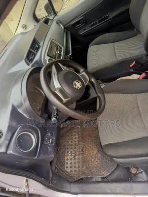 Toyota Vitz 2014 Silver
