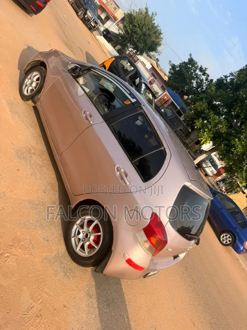 Toyota Vitz 2010 Pearl