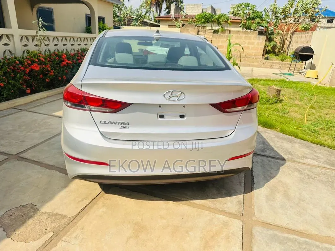 Hyundai Elantra 2018 Silver