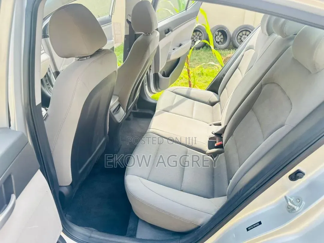 Hyundai Elantra 2018 Silver