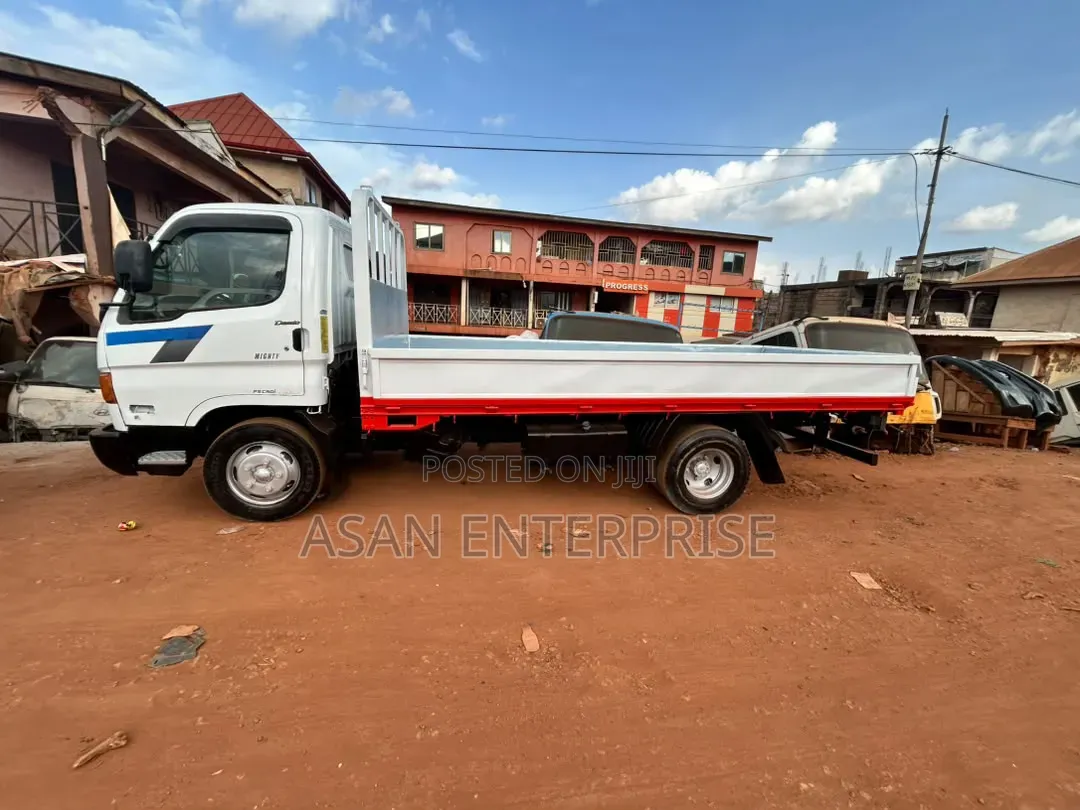 Hyundai County 2012 White