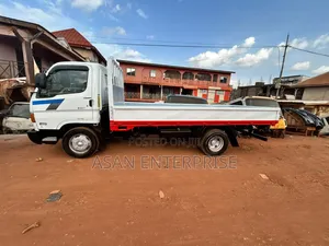 Hyundai County 2012 White