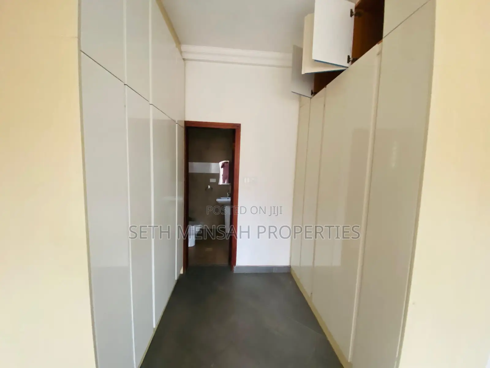 3bdrm Duplex in 4 Bedroom House, School Area for rent