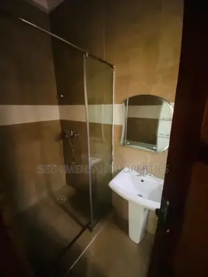 3bdrm Duplex in 4 Bedroom House, School Area for rent