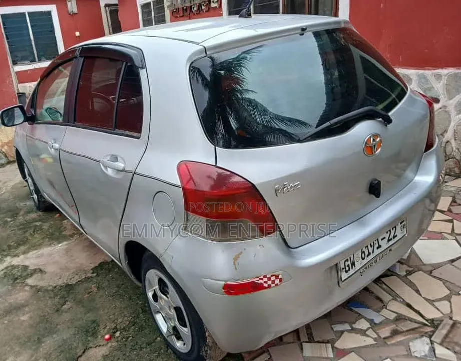 Toyota Vitz 2010 Gray