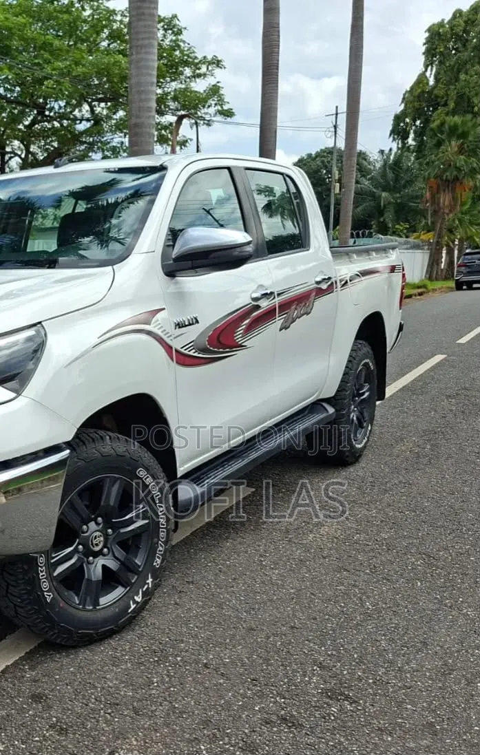 Toyota Hilux 2021 White