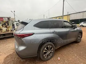Toyota Highlander XLE 2022 Gray