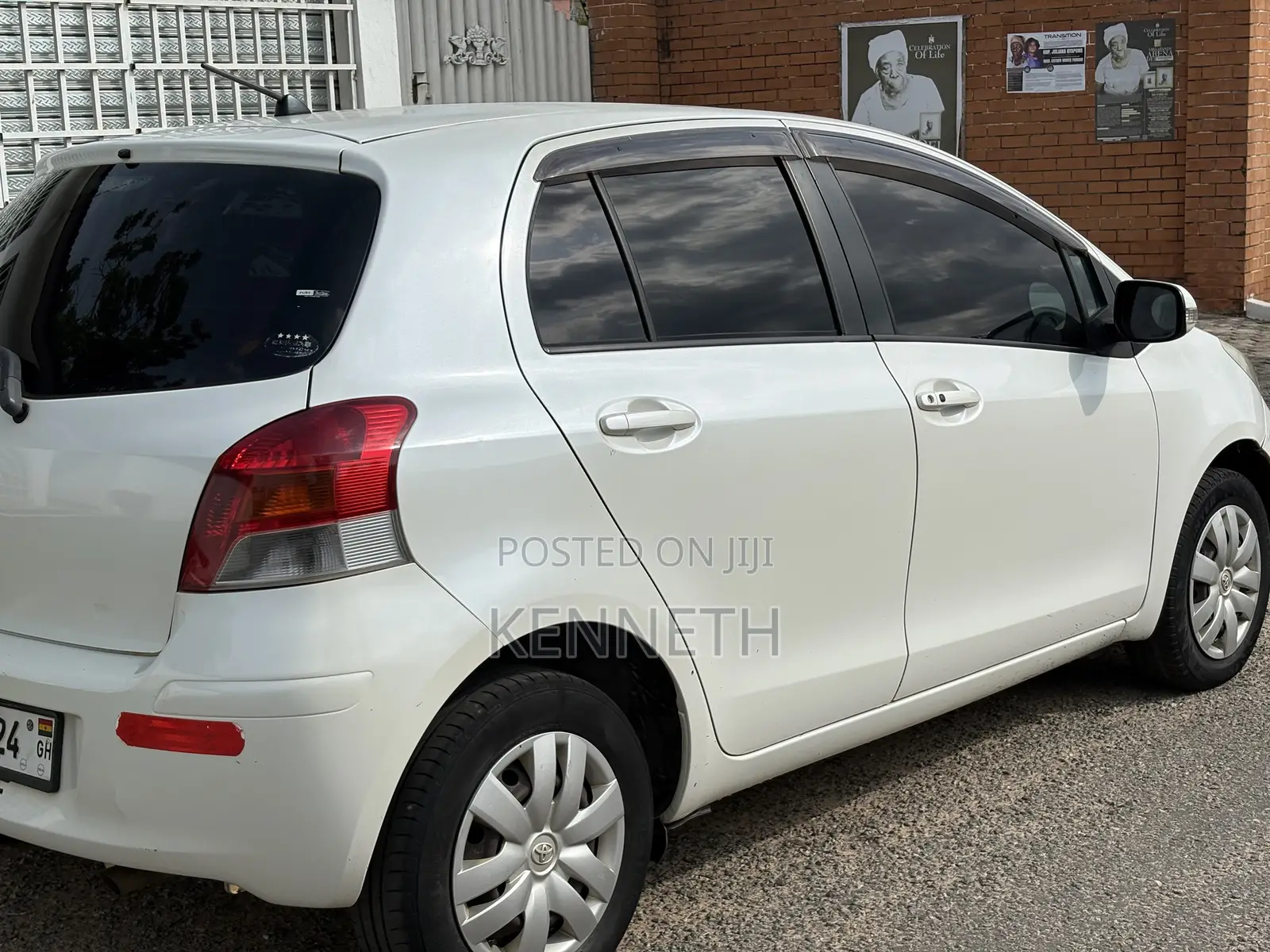 Toyota Vitz 2009 White