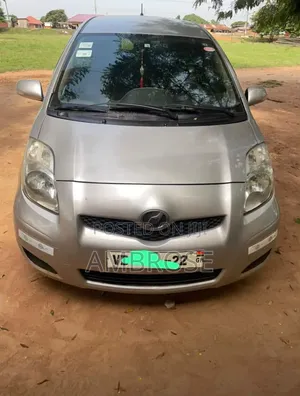 Toyota Vitz 2009 Silver