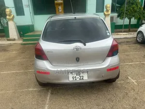 Toyota Vitz 2009 Silver