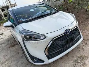 Toyota Sienta 1.5 Hybrid FWD 2020 White