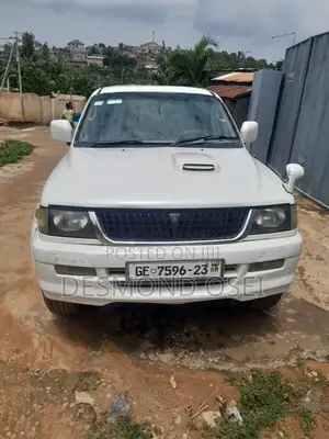 Mitsubishi Challenger 2000 White