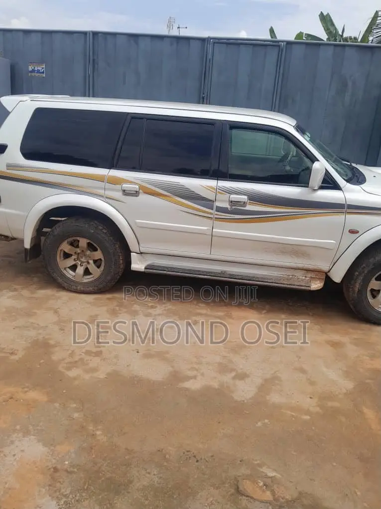 Mitsubishi Challenger 2000 White