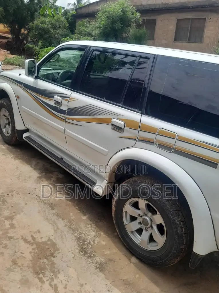 Mitsubishi Challenger 2000 White