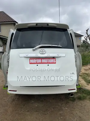 Toyota Voxy X L Edition 4WD 8-Seater 2010 White