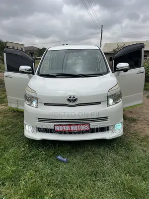 Toyota Voxy X L Edition 4WD 8-Seater 2010 White