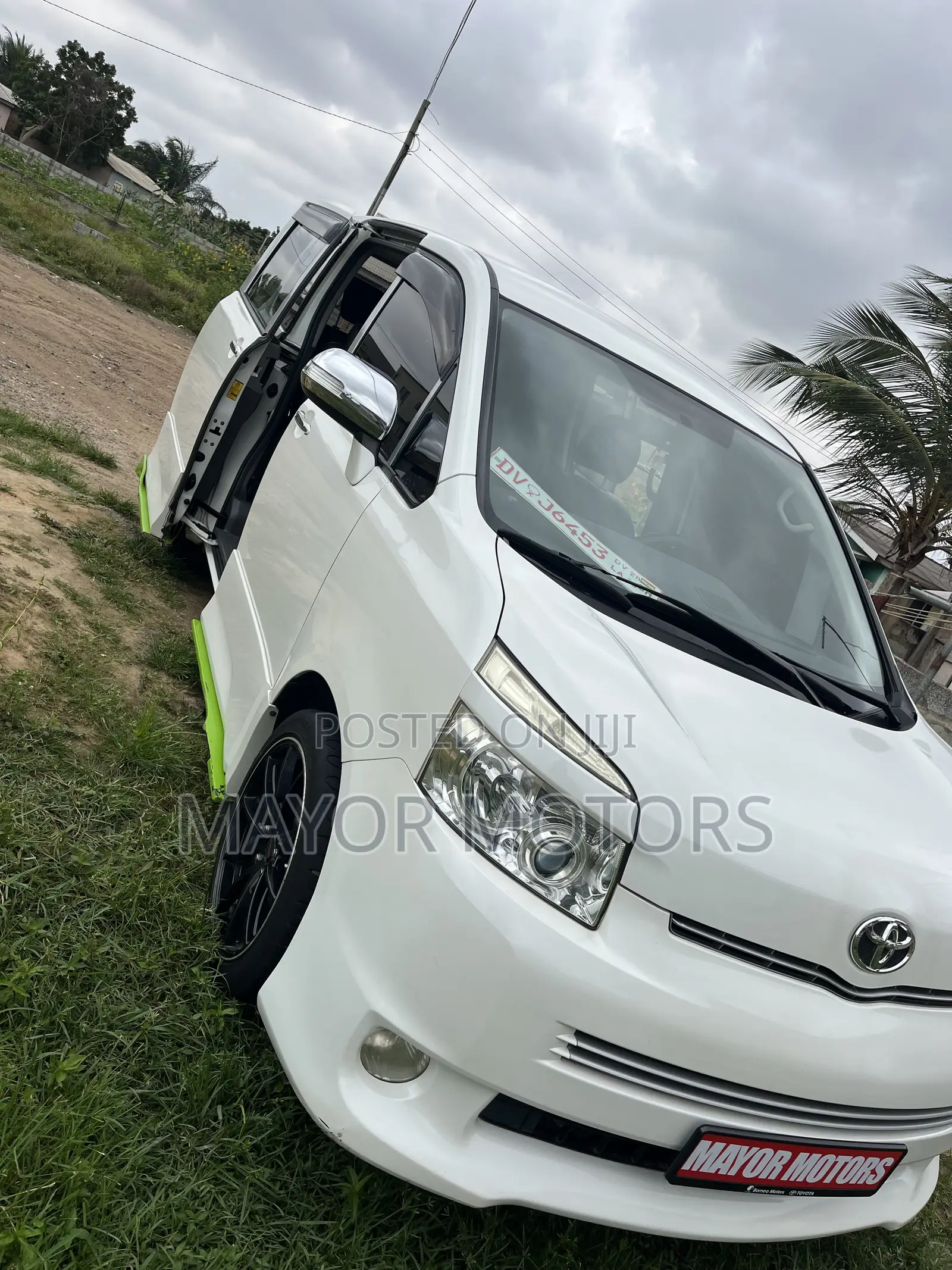Toyota Voxy X L Edition 4WD 8-Seater 2010 White