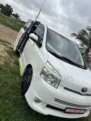 Toyota Voxy X L Edition 4WD 8-Seater 2010 White