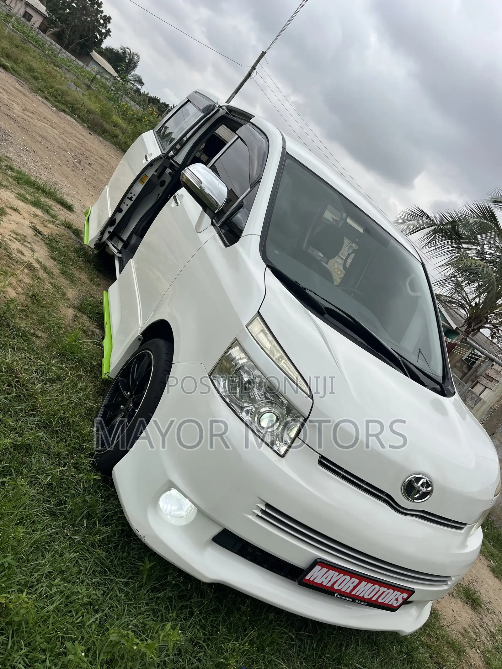 Toyota Voxy X L Edition 4WD 8-Seater 2010 White
