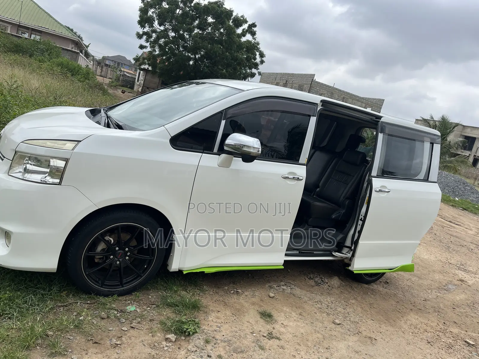 Toyota Voxy X L Edition 4WD 8-Seater 2010 White