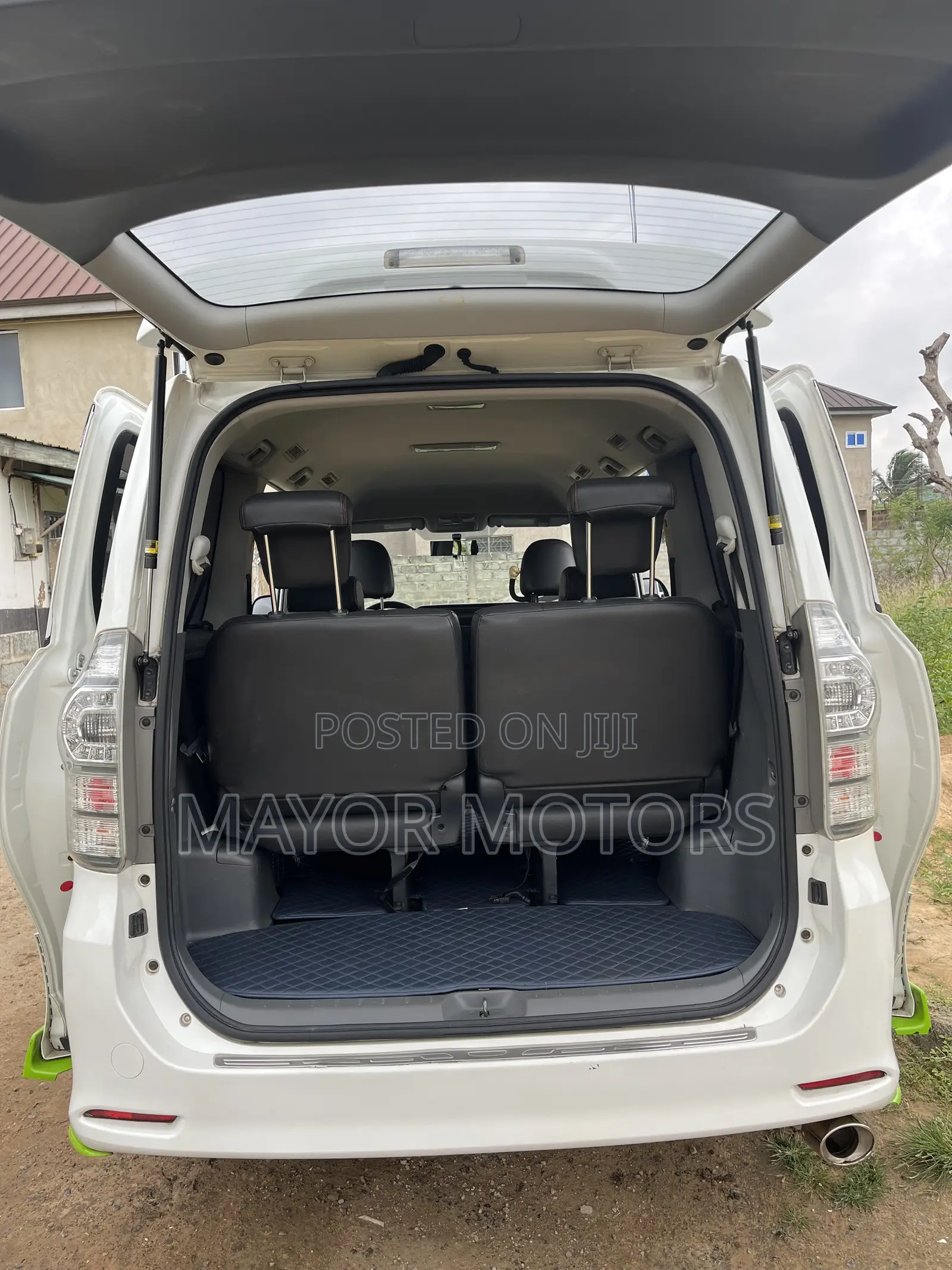 Toyota Voxy X L Edition 4WD 8-Seater 2010 White